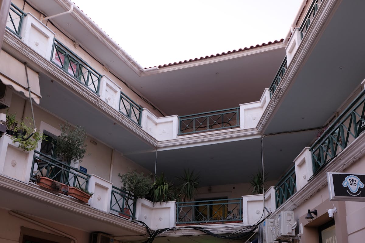 Gångstråk och gårdsmiljö i modernt bostadskvarter.